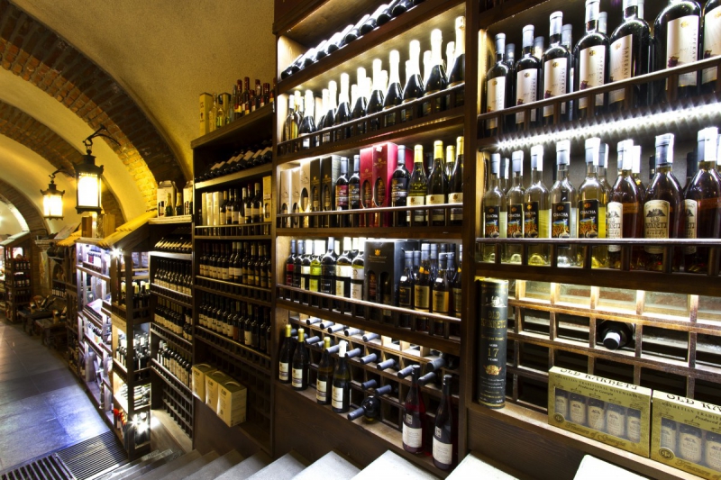 ecommerce-CARCES-min_world_street_travel_shop_canon_georgia_wine_bottles-429767